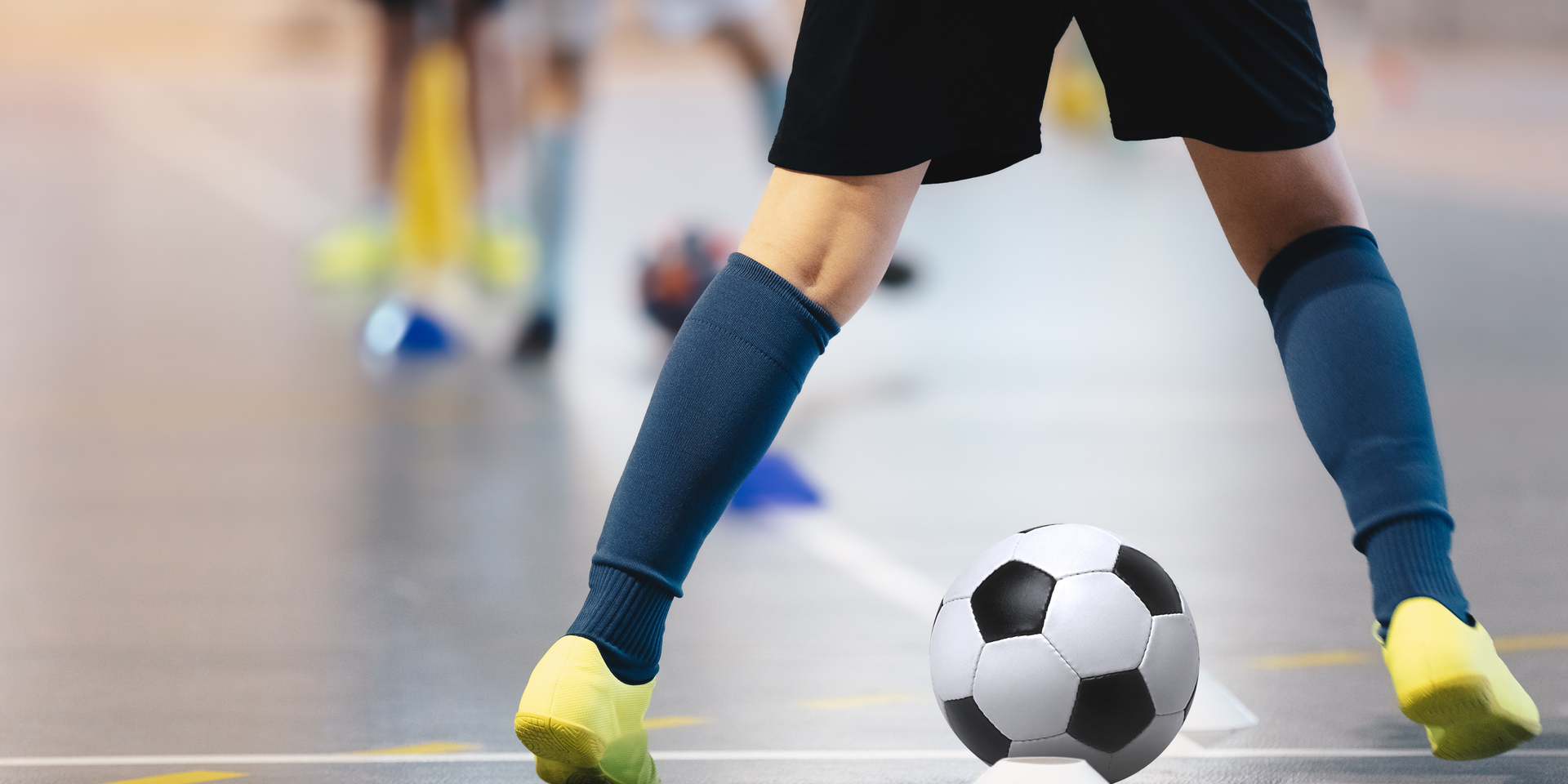 photo d'un jouer de soccer avec un ballon a ses peids