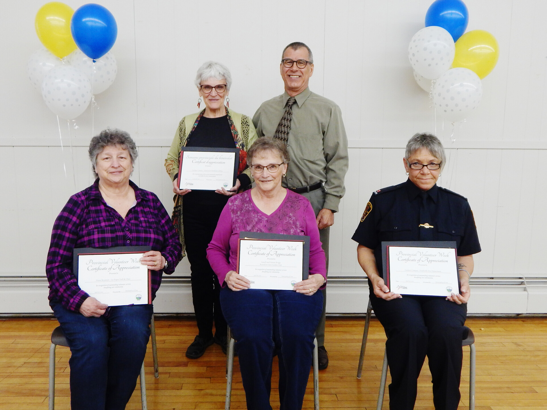 Clare Volunteer Award recipients for 2022 Back row, left to right: Jocelyne Comeau and Councillor Carl Deveau Front row, left to right: Diane Bezanson, Lowell (absent) and Simone Briggs, Carleen Comeau Absent: Suzanne Aucoin, André Belliveau, Camilla Blinn and Elizabeth Comeau                                                                                                       