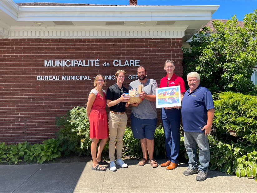 Warden Yvon LeBlanc, Deputy Warden Éric Pothier, Councillor Nadine Comeau and two representatives of Louisiana's Cajun Bayou exchange a gift in front of the municipal office.